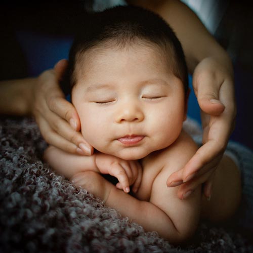 Milchzyklus-Nährtherapie – schlafendes Baby in Geborgenheit