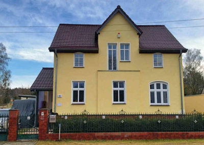 Gelbes Gebäude der Heilpraxis an der Rehwiese in Falkensee